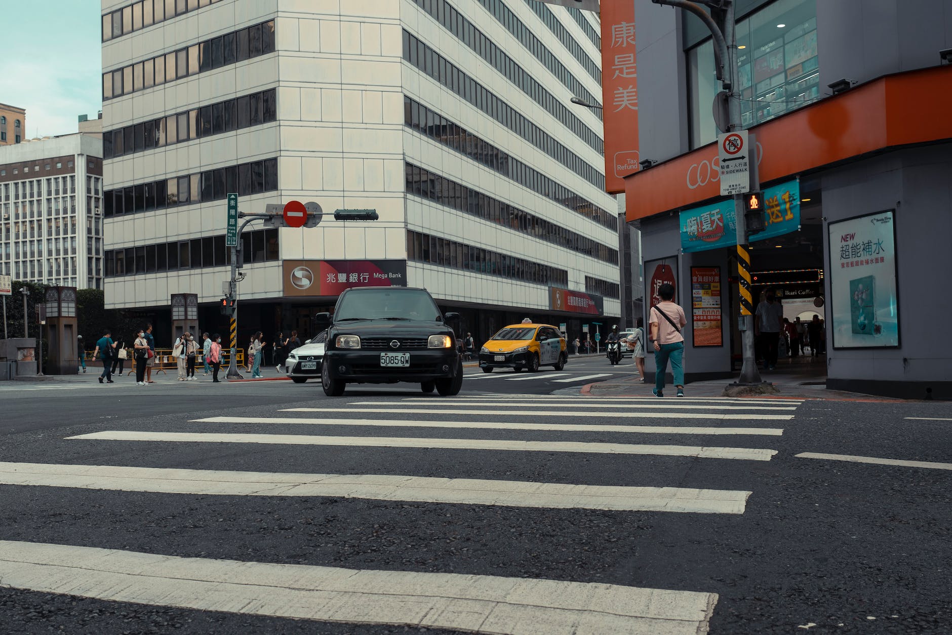 cars and pedestrians on the intersection in city