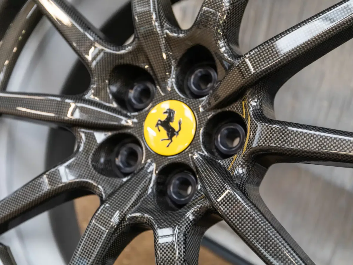 Ferrari 碳纖維輪圈