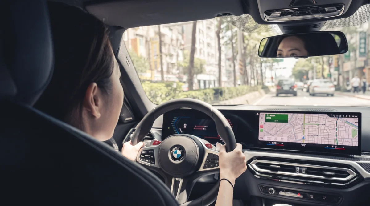 學員開著 BMW 行駛在台北林蔭大道上