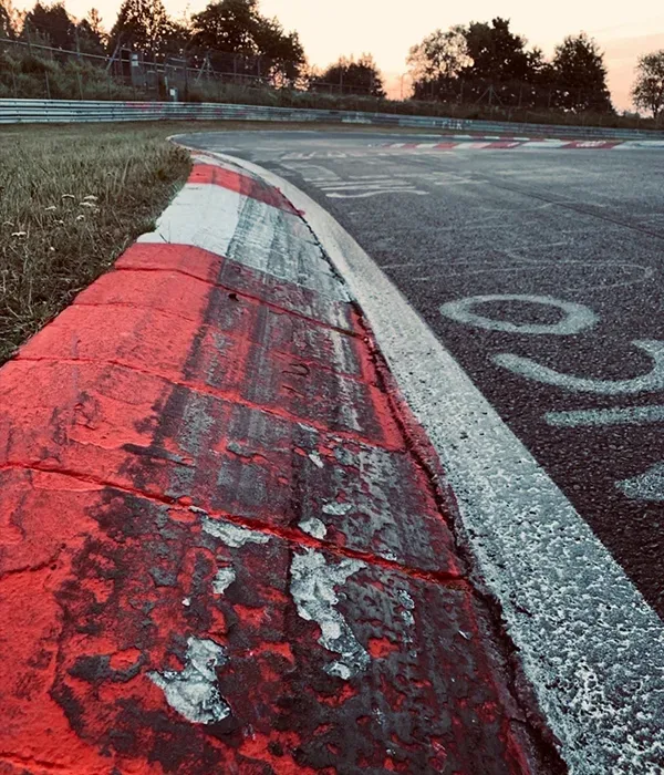 德國紐柏林賽道彎道上紅白相間的路緣石